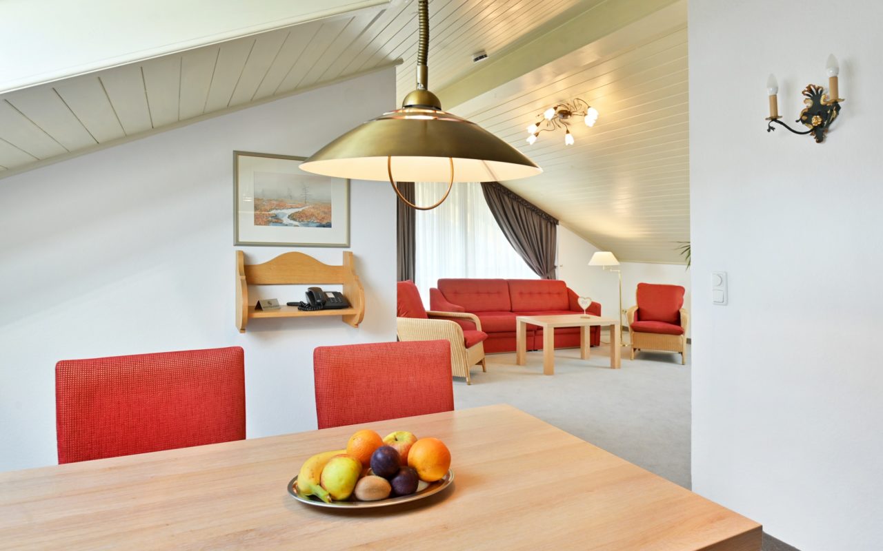 Landhaushotel Hof Wasserkuppe Beispiel Zimmerkategorie Suite Wohnraum/Essgruppe