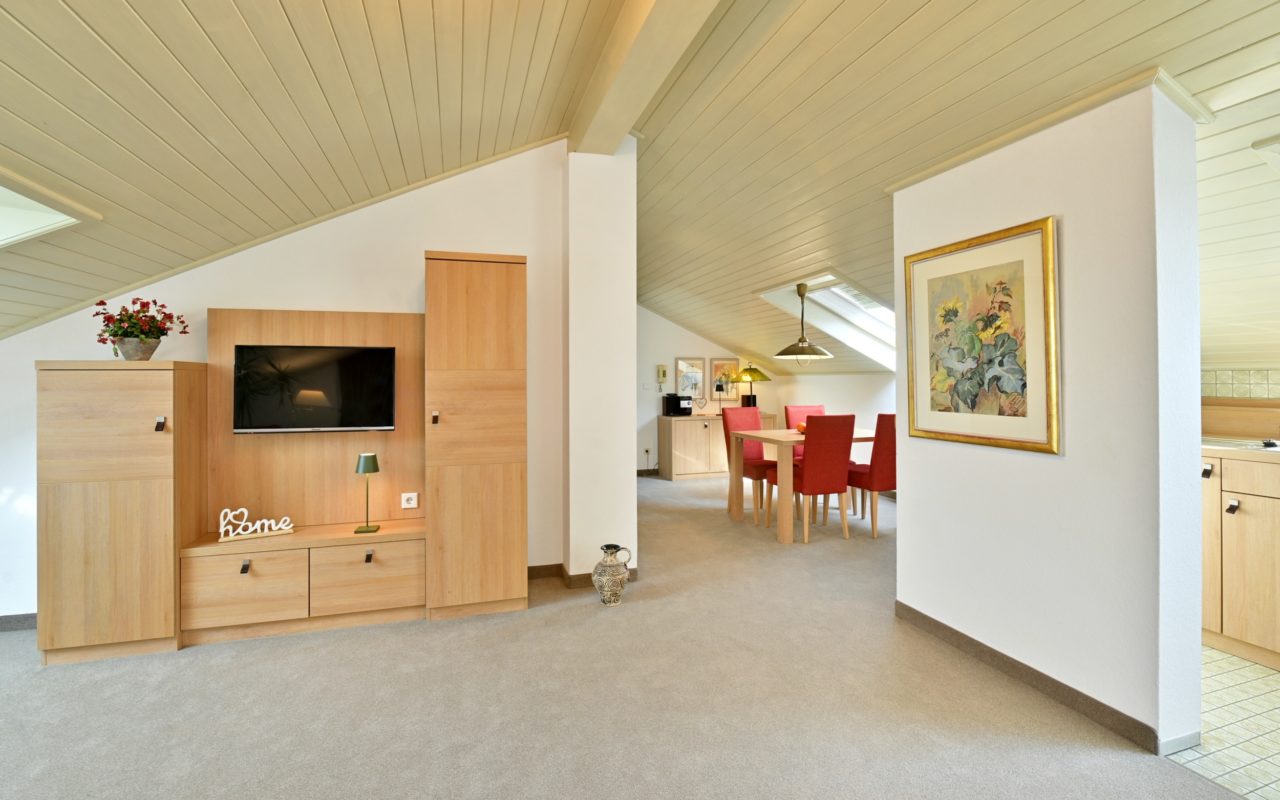 Landhaushotel Hof Wasserkuppe Beispiel Zimmerkategorie Suite Wohnraum/Essgruppe