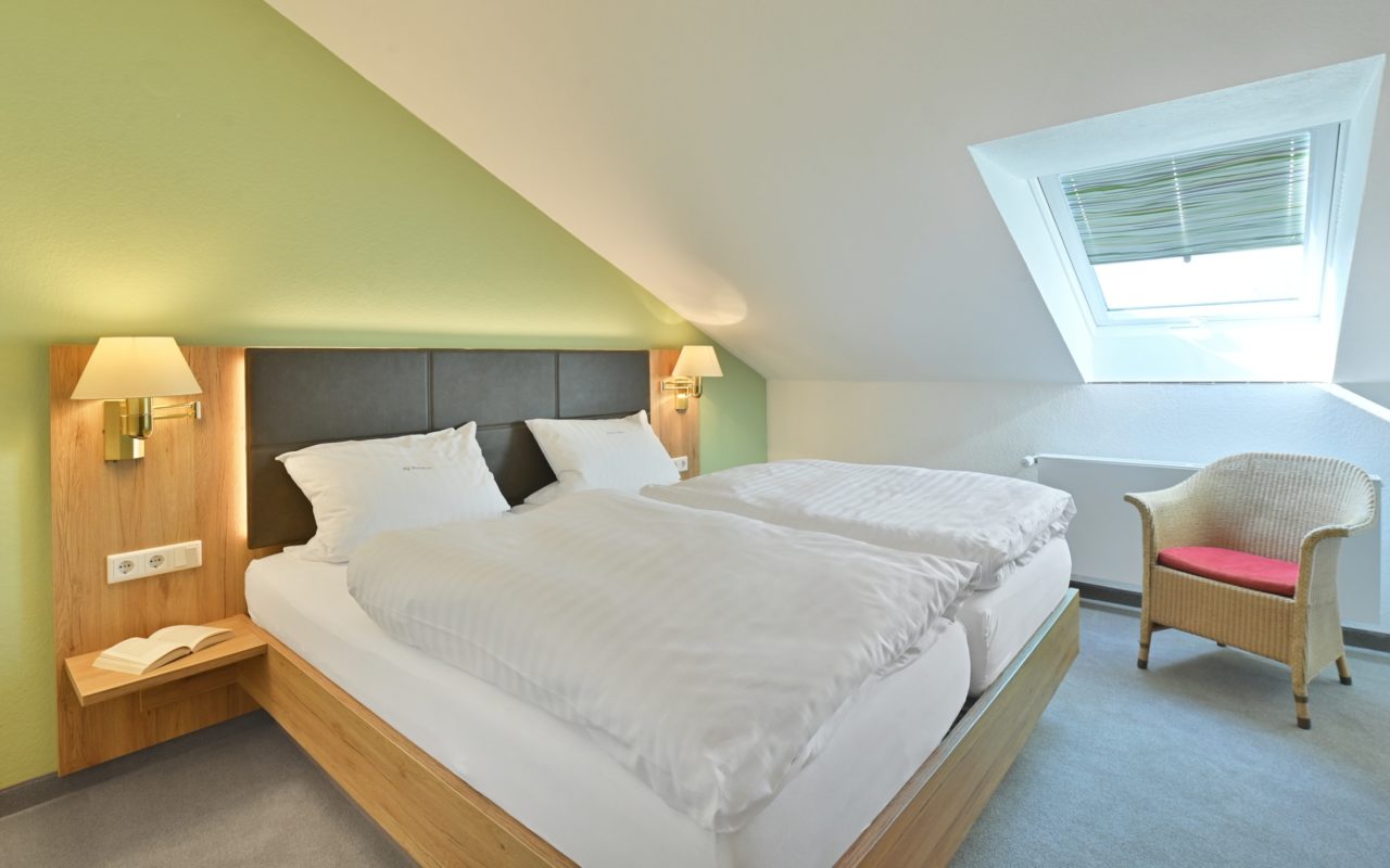 Landhaushotel Hof Wasserkuppe Beispiel Zimmerkategorie Suite Schlafzimmer