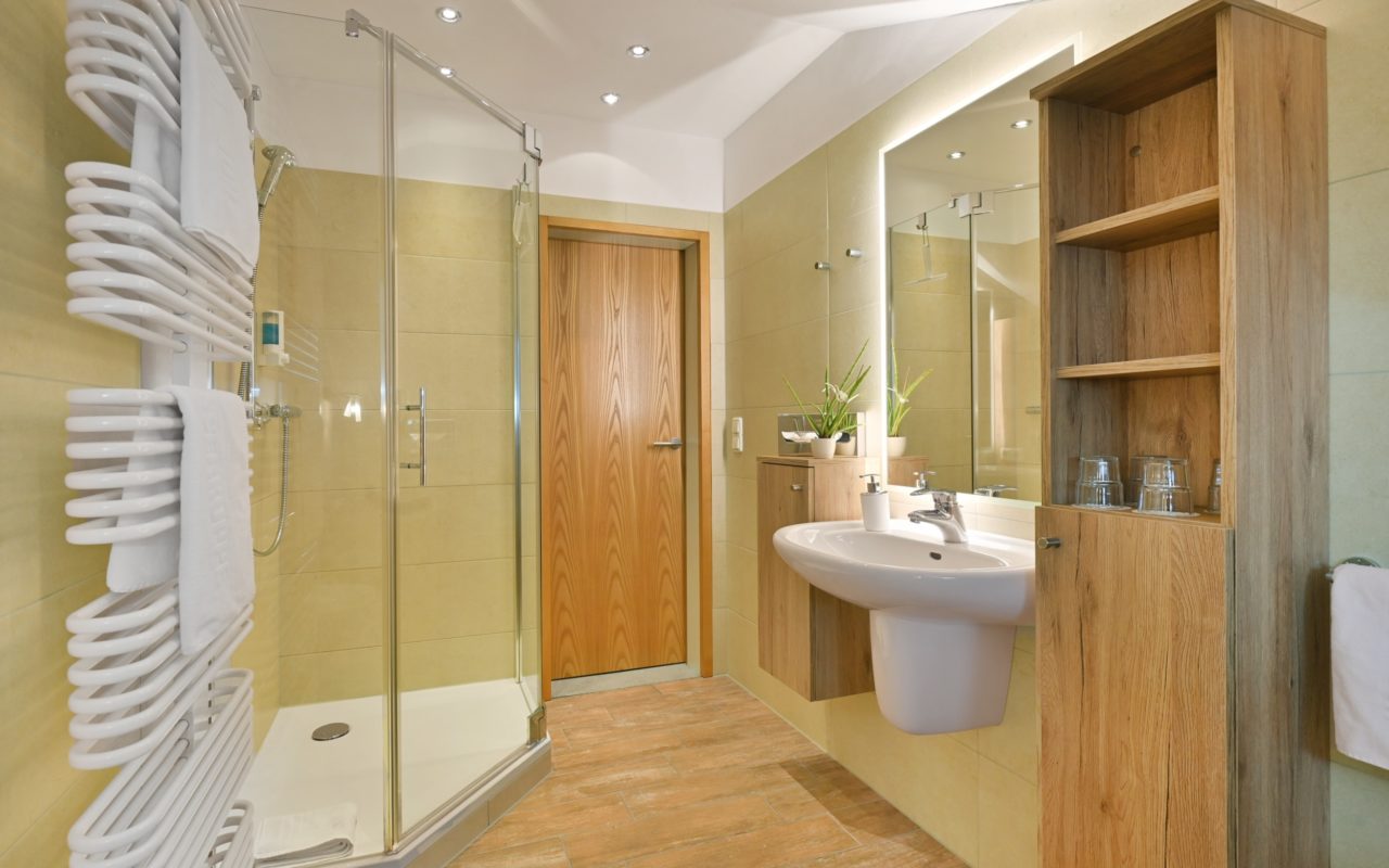 Landhaushotel Hof Wasserkuppe Beispiel Zimmerkategorie Suite Bad