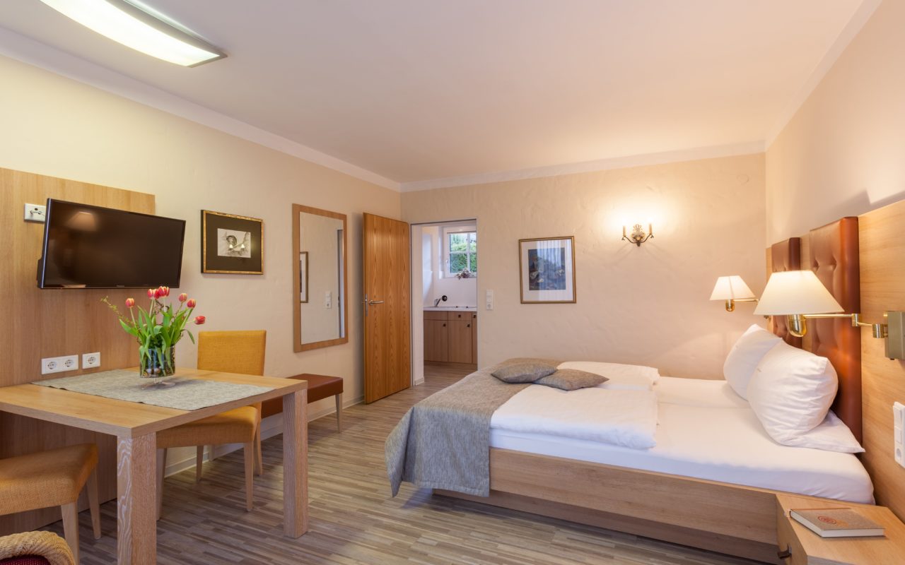 Landhaushotel Hof Wasserkuppe Beispiel Zimmerkategorie Komfort Wohn-Schlafraum
