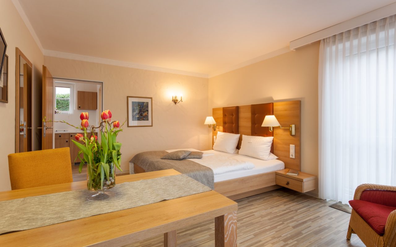 Landhaushotel Hof Wasserkuppe Beispiel Zimmerkategorie Komfort Wohn-Schlafraum